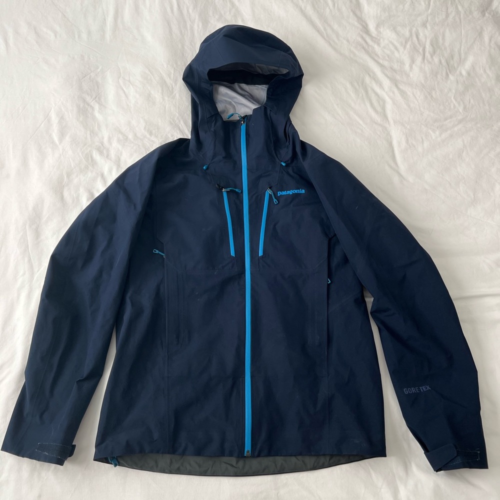 Patagonia Men’s Triolet Jacket in Navy and size M (Gore-tex)